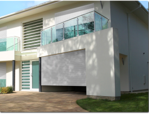 Porte de garage enroulable sur maison moderne