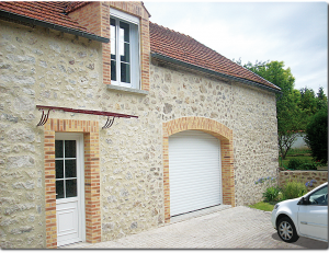 Porte de garage enroulable sur maison traditionnelle