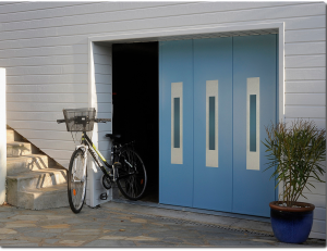 Porte de garage sectionnelle latérale bleu à hublots