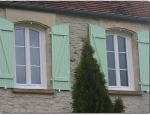 Volets battants vert pastel